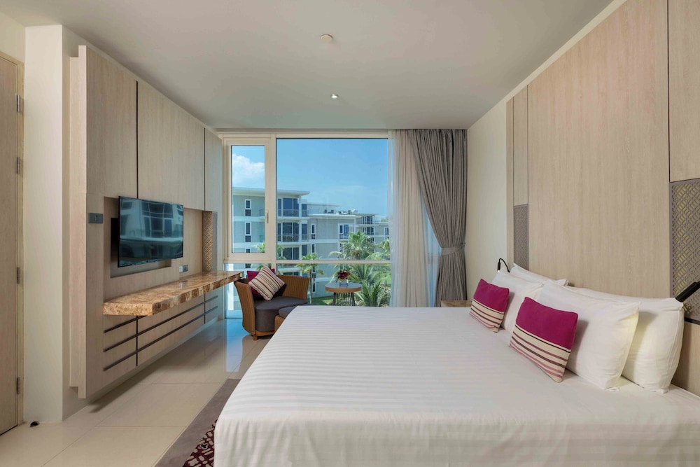 Splash Beach Resort Phuket — Hotel rooms in Mai Khao, Phuket Province