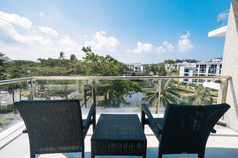 Splash Beach Resort Phuket — Hotel building in Mai Khao, Phuket Province