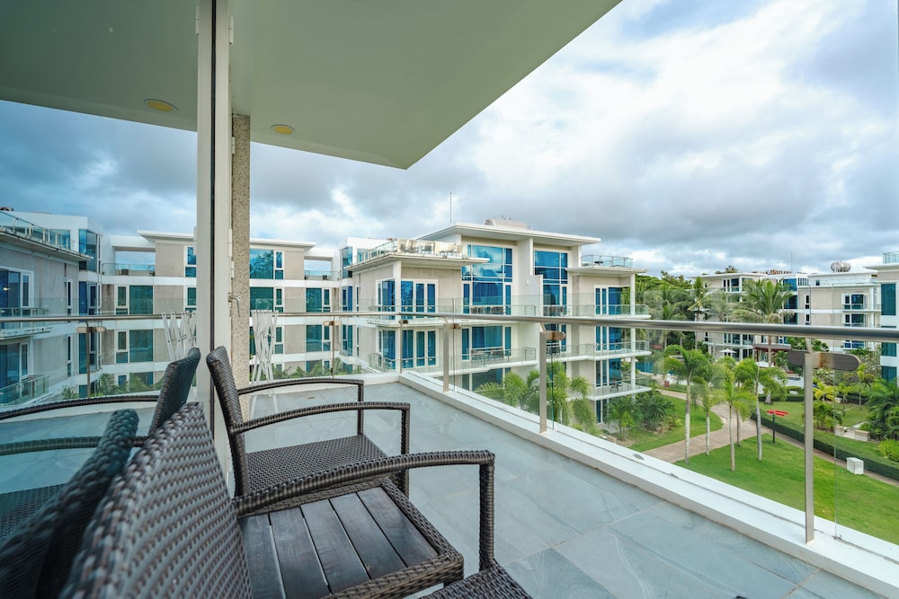 Splash Beach Resort Phuket — Hotel building in Mai Khao, Phuket Province