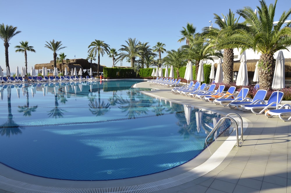 Emelda Sun Club - Ultra All Inclusive — Swimming pool in Kemer