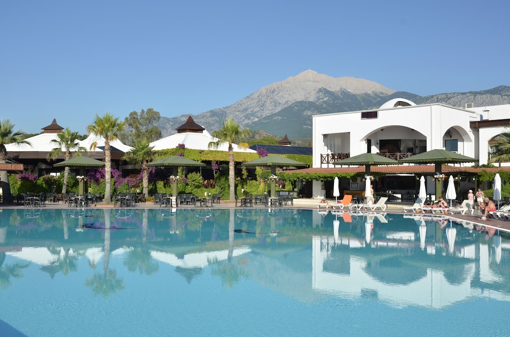 Emelda Sun Club - Ultra All Inclusive — Swimming pool in Kemer