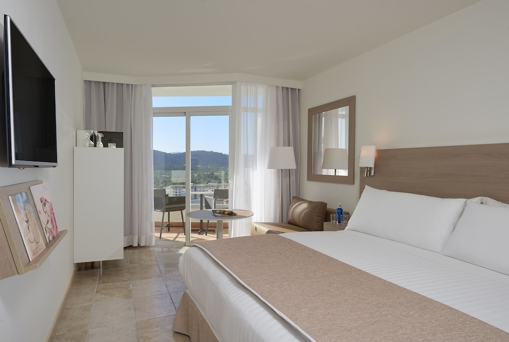Melia Calviá Beach — Hotel rooms in Magaluf, Balearic Islands