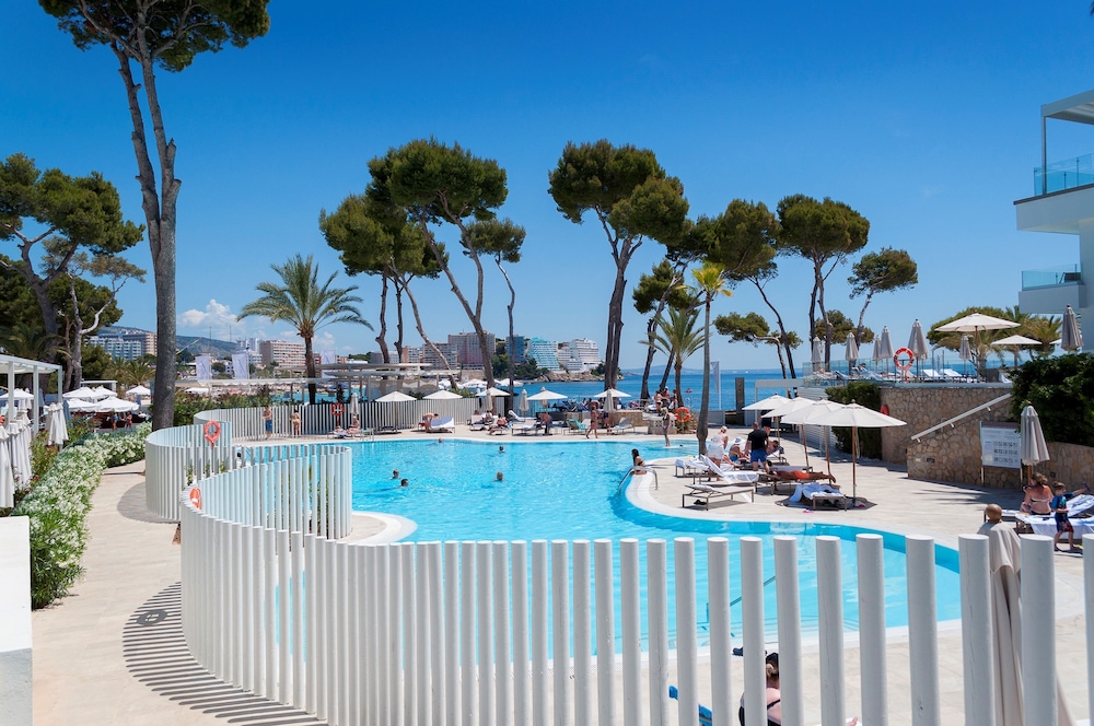 Melia Calviá Beach — Swimming pool in Magaluf, Balearic Islands