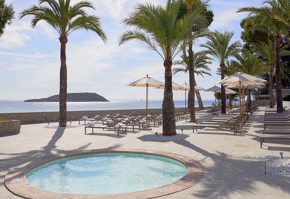 Melia Calviá Beach — Swimming pool in Magaluf, Balearic Islands