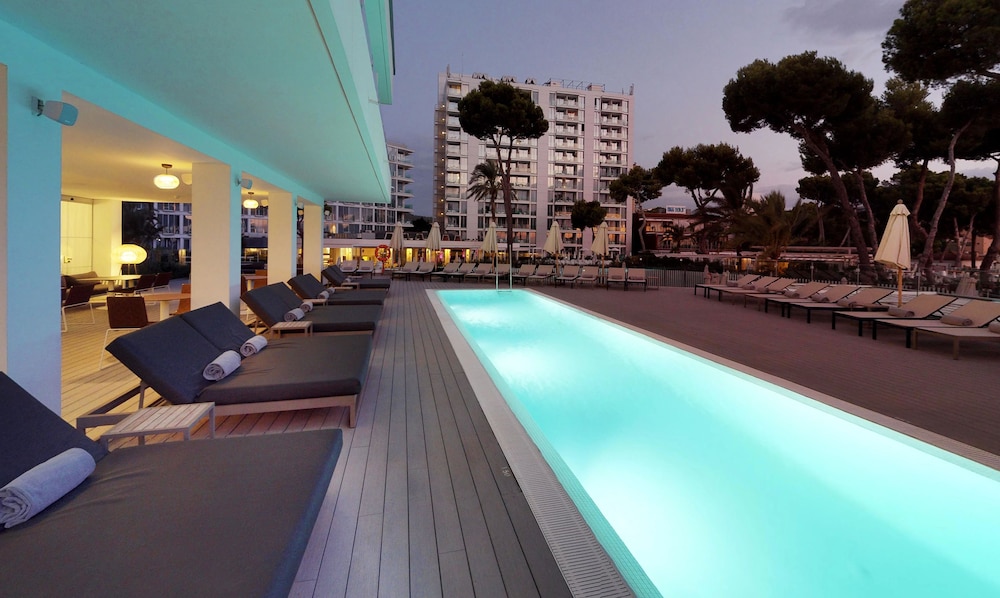 Melia Calviá Beach — Swimming pool in Magaluf, Balearic Islands