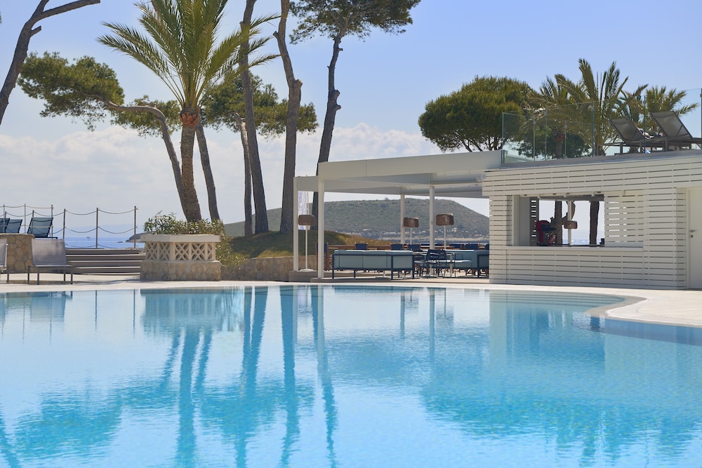 Melia Calviá Beach — Swimming pool in Magaluf, Balearic Islands