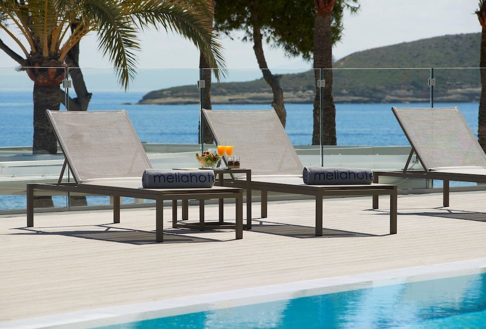 Melia Calviá Beach — Swimming pool in Magaluf, Balearic Islands