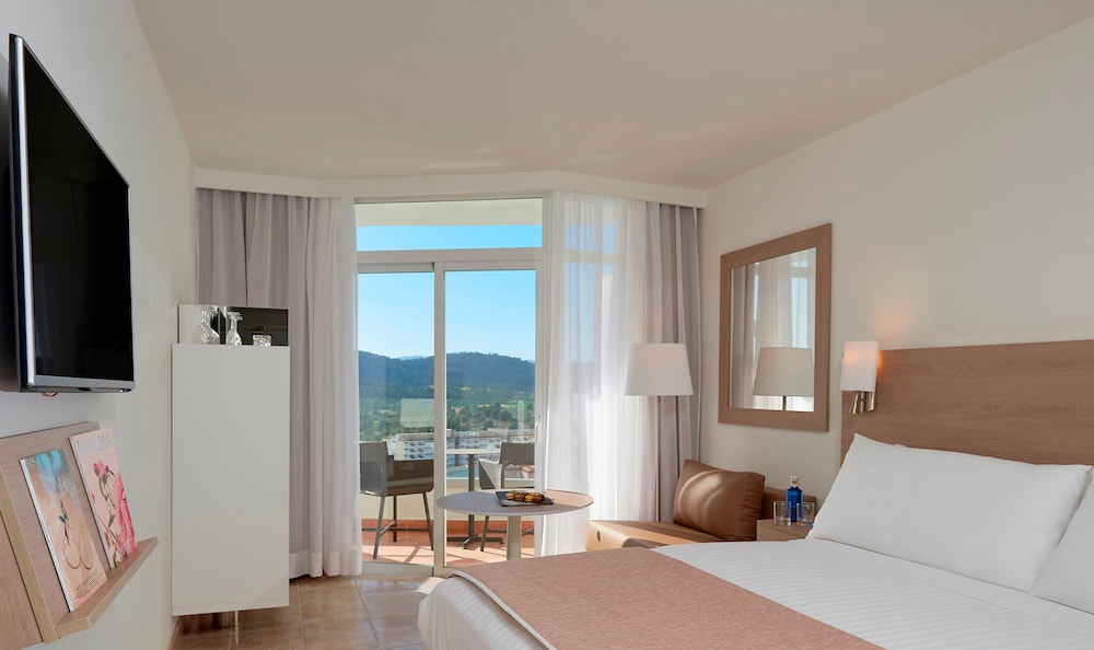 Melia Calviá Beach — Hotel rooms in Magaluf, Balearic Islands