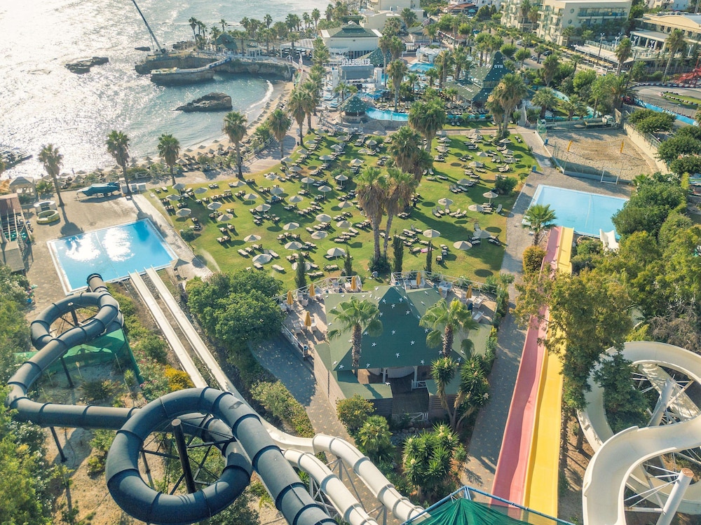 Star Beach Village and Water Park — Swimming pool in Hersonissos