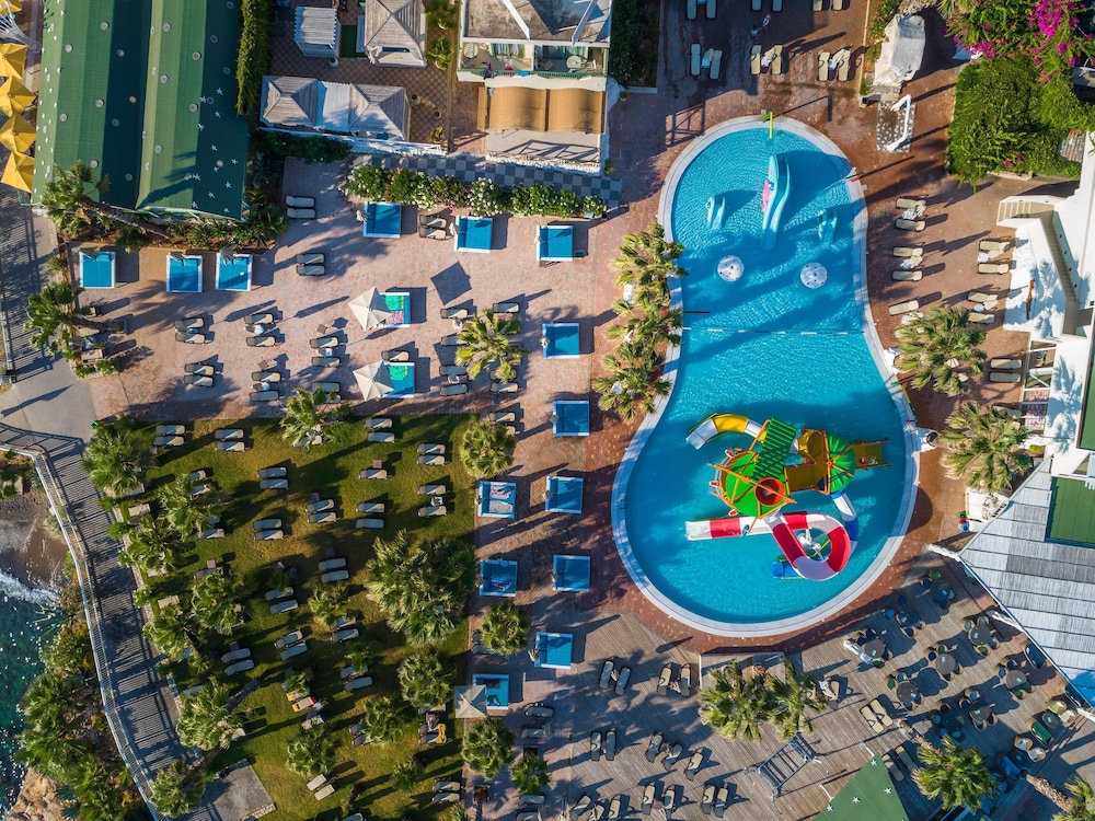 Star Beach Village and Water Park — Swimming pool in Hersonissos