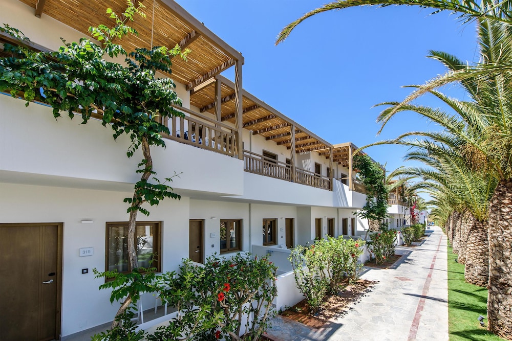 Stella Village Seaside Hotel - All inclusive — Hotel building in Analipsi