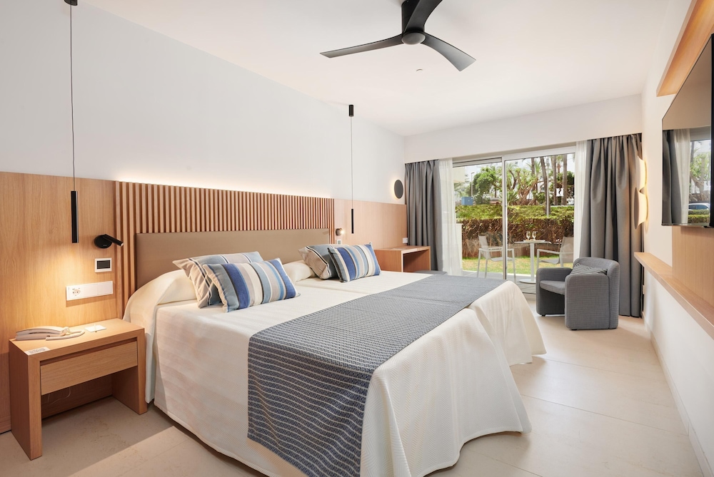 Hipotels Mediterráneo Hotel - Adults Only — Hotel rooms in Sa Coma, Balearic Islands