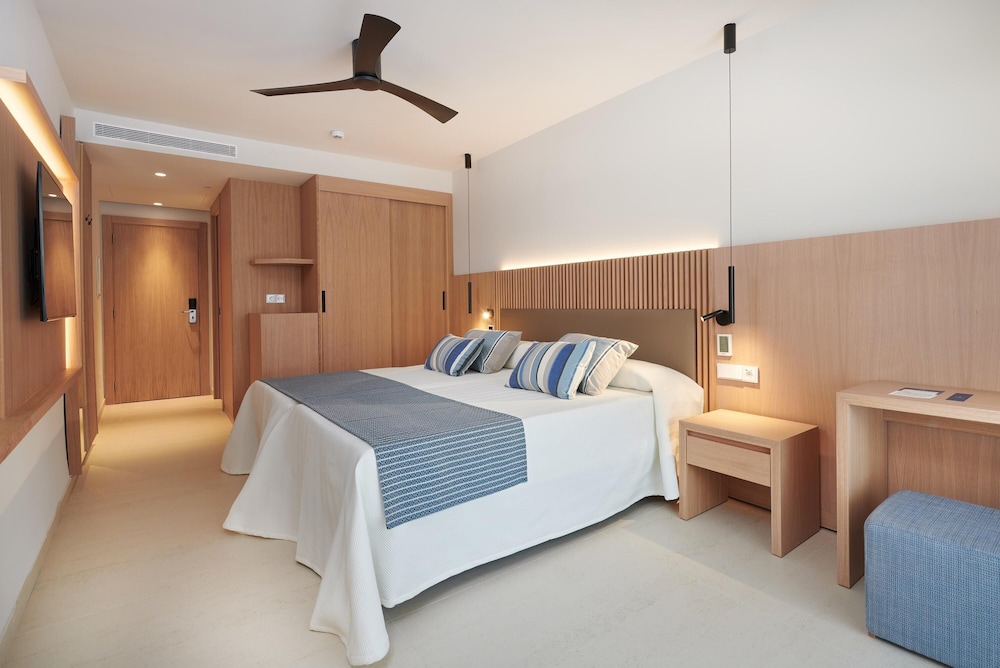 Hipotels Mediterráneo Hotel - Adults Only — Hotel rooms in Sa Coma, Balearic Islands