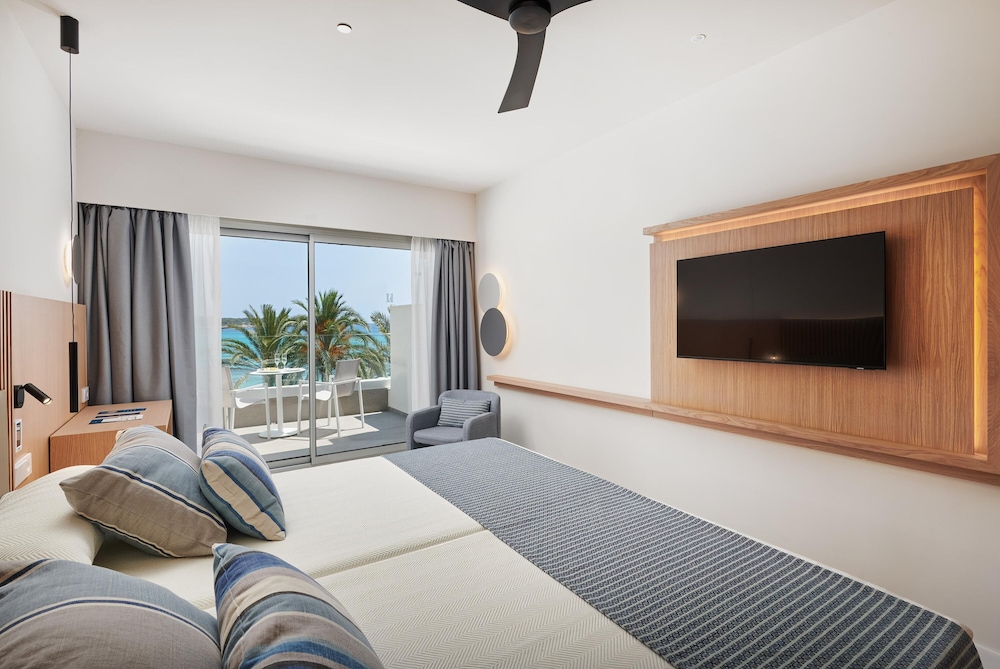 Hipotels Mediterráneo Hotel - Adults Only — Hotel rooms in Sa Coma, Balearic Islands