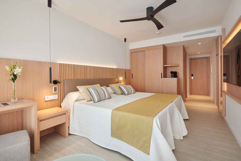 Hipotels Mediterráneo Hotel - Adults Only — Hotel rooms in Sa Coma, Balearic Islands