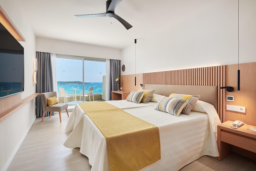 Hipotels Mediterráneo Hotel - Adults Only — Hotel rooms in Sa Coma, Balearic Islands