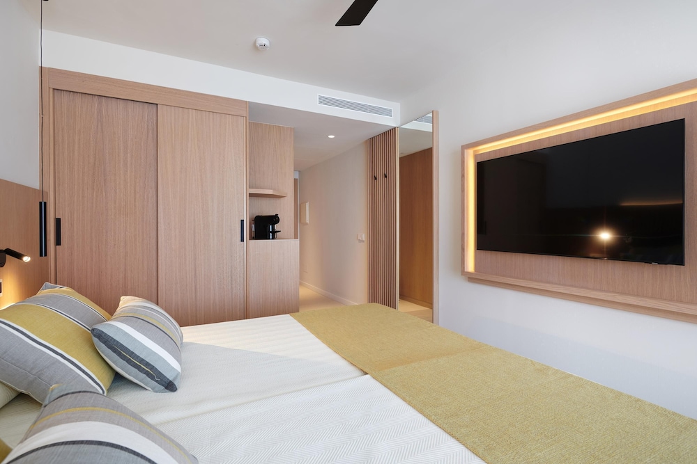 Hipotels Mediterráneo Hotel - Adults Only — Hotel rooms in Sa Coma, Balearic Islands