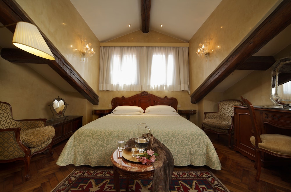 Hotel Bisanzio — Hotel rooms in Venice, Veneto