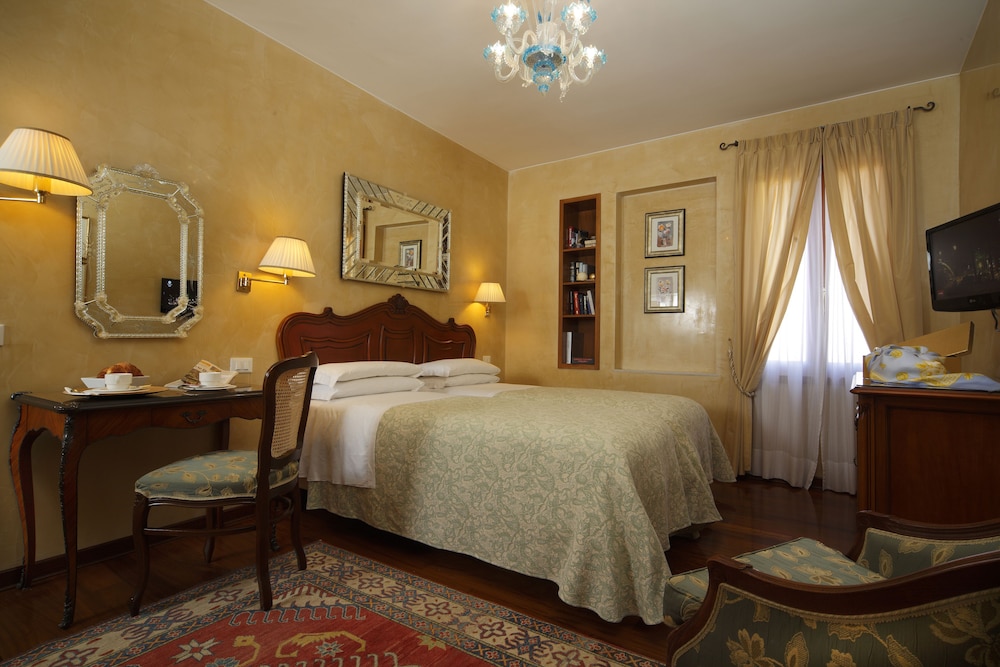 Hotel Bisanzio — Hotel rooms in Venice, Veneto
