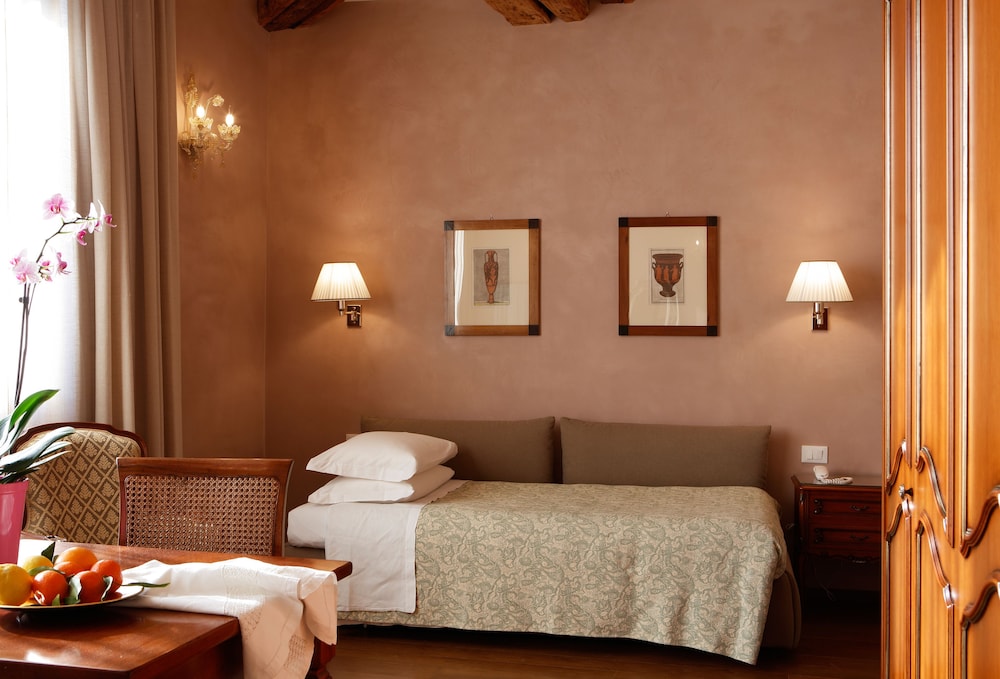 Hotel Bisanzio — Hotel rooms in Venice, Veneto