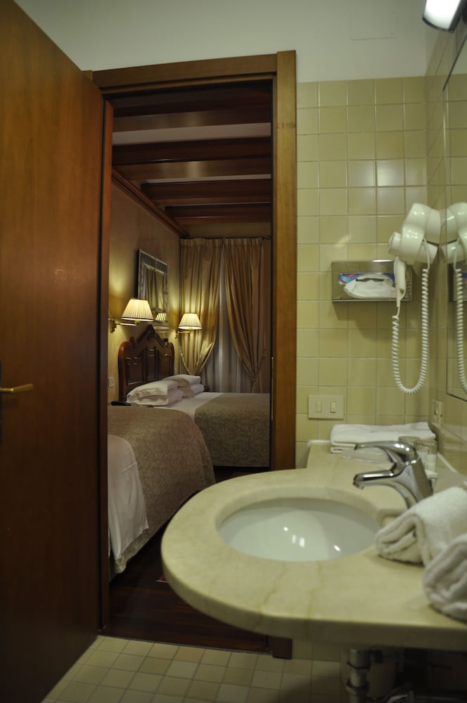 Hotel Bisanzio — Hotel rooms in Venice, Veneto