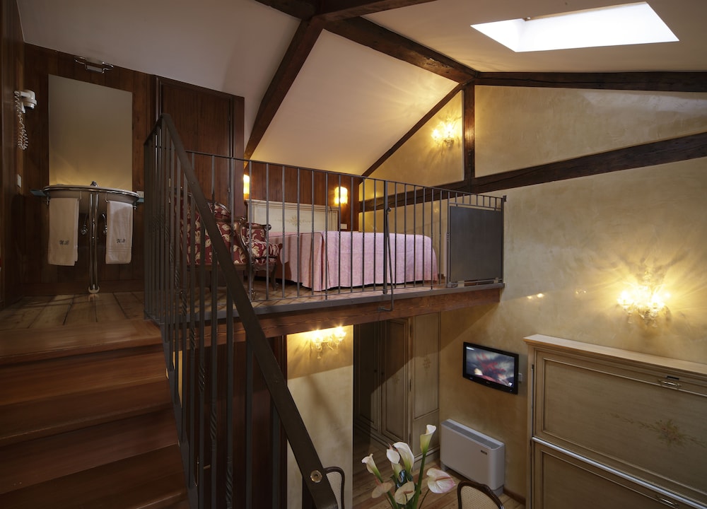 Hotel Bisanzio — Hotel rooms in Venice, Veneto