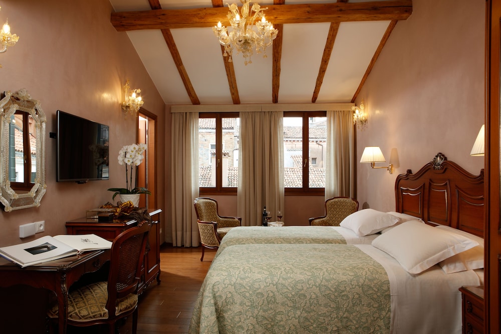 Hotel Bisanzio — Hotel rooms in Venice, Veneto