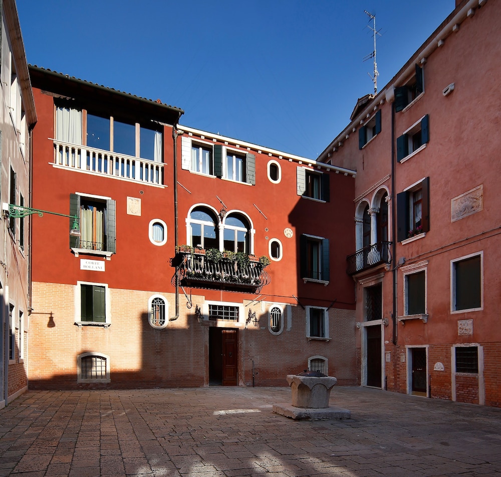 Hotel Bisanzio — Hotel building in Venice, Veneto