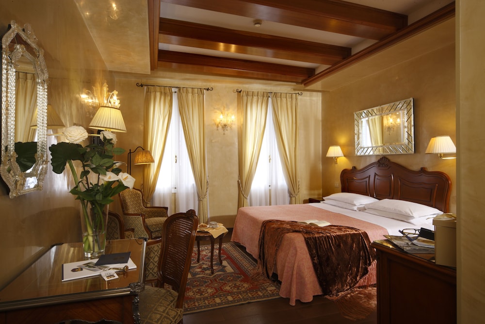 Hotel Bisanzio — Hotel rooms in Venice, Veneto