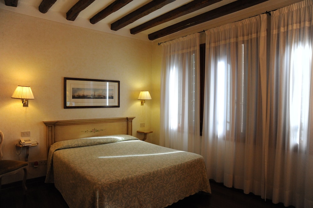 Hotel Bisanzio — Hotel rooms in Venice, Veneto