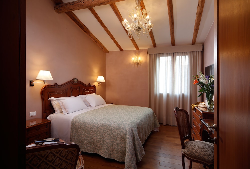 Hotel Bisanzio — Hotel rooms in Venice, Veneto