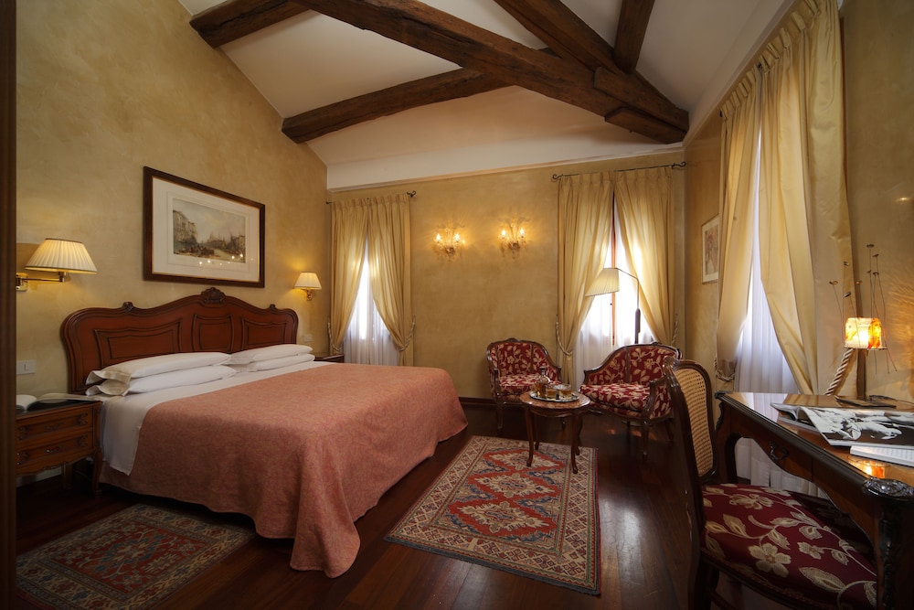 Hotel Bisanzio — Hotel rooms in Venice, Veneto