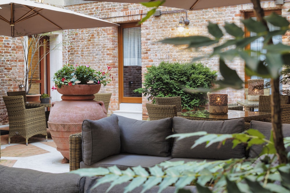 Hotel Bisanzio — Hotel building in Venice, Veneto