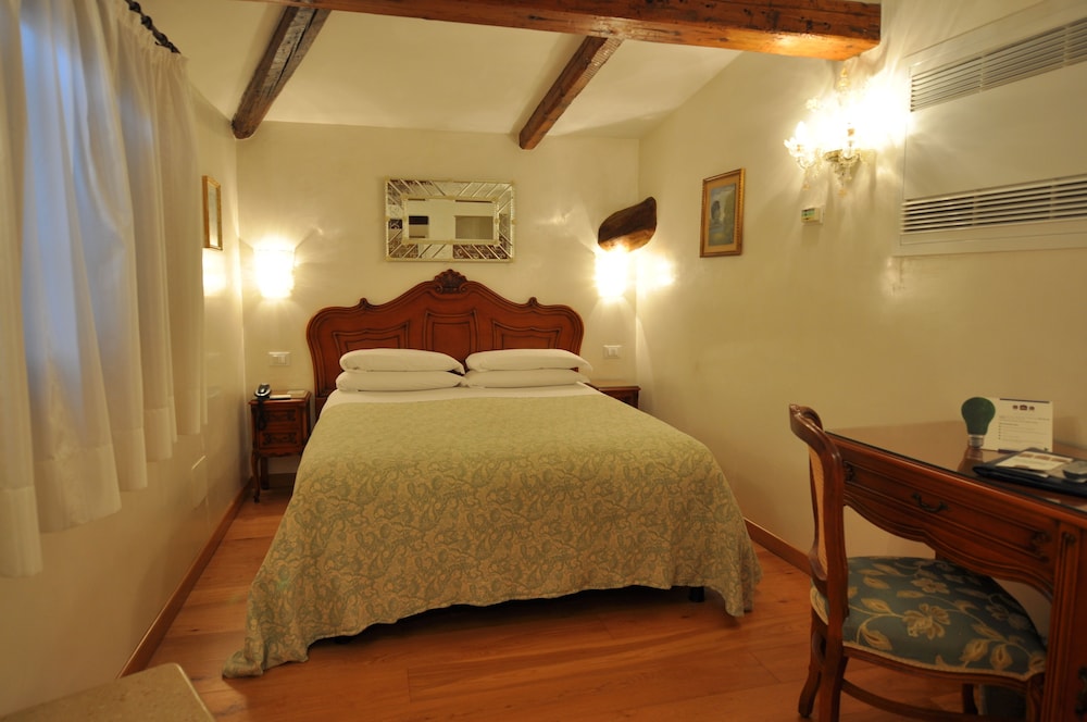 Hotel Bisanzio — Hotel rooms in Venice, Veneto