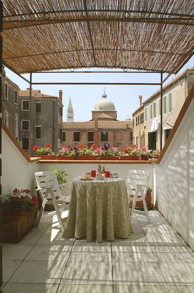 Hotel Bisanzio — Hotel building in Venice, Veneto