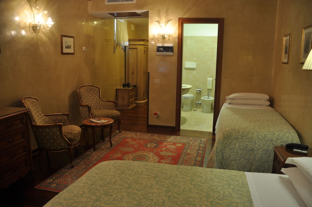 Hotel Bisanzio — Hotel rooms in Venice, Veneto