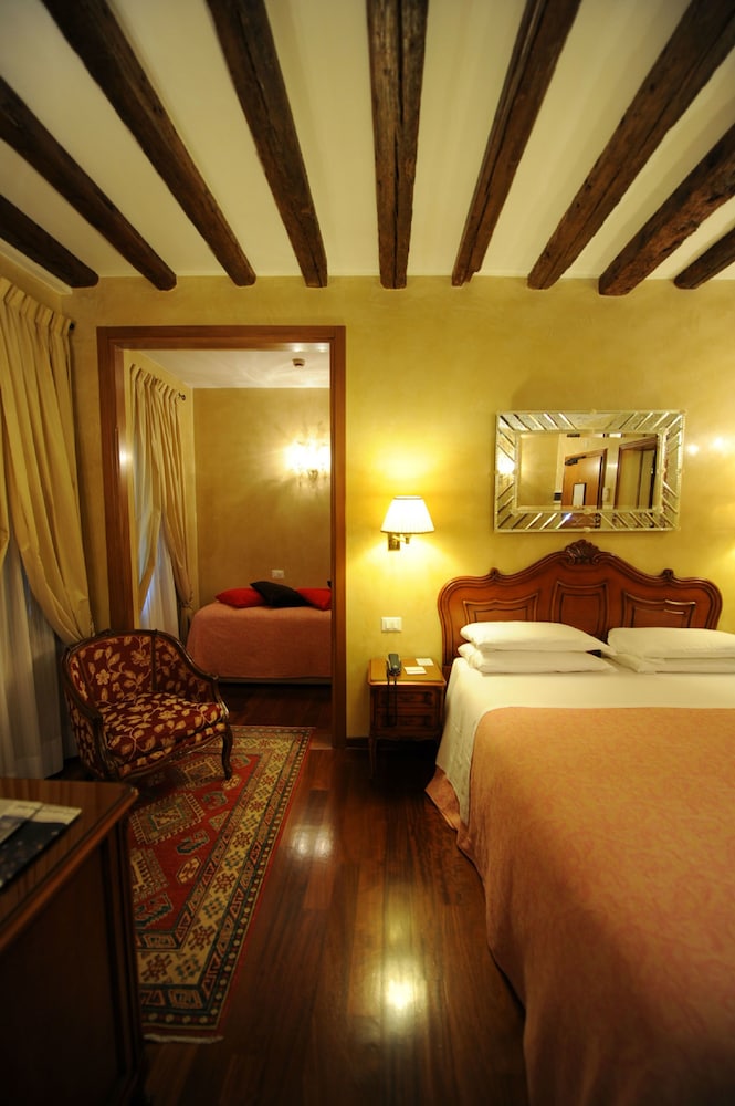 Hotel Bisanzio — Hotel rooms in Venice, Veneto