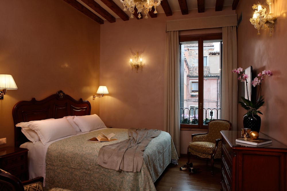 Hotel Bisanzio — Hotel rooms in Venice, Veneto