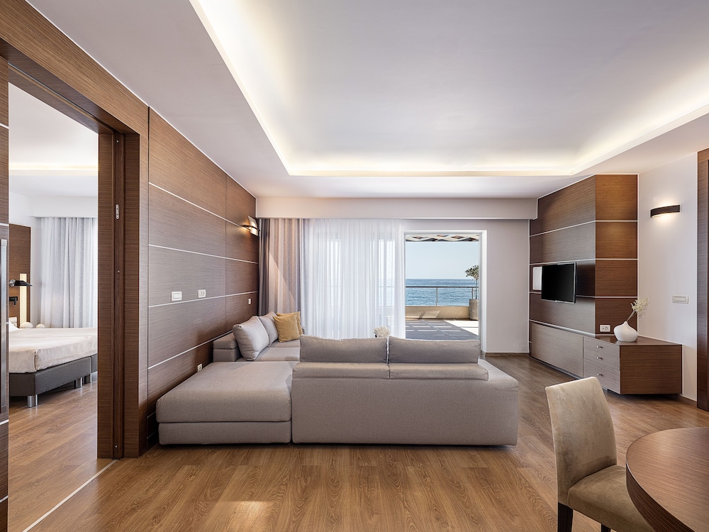 Minoa Palace Resort — Hotel rooms in Platanias