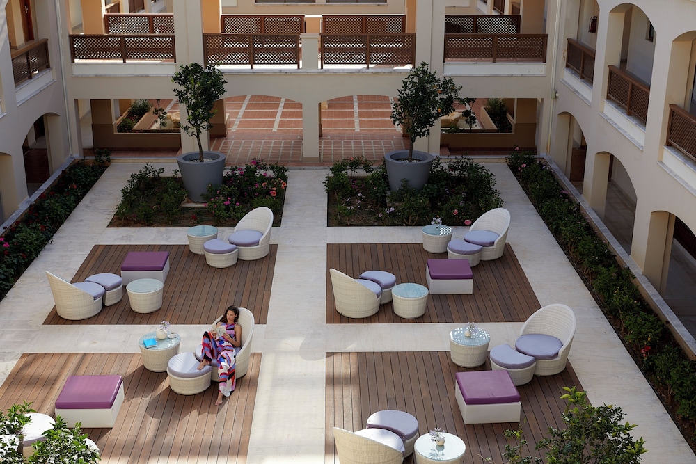 Minoa Palace Resort — Hotel building in Platanias