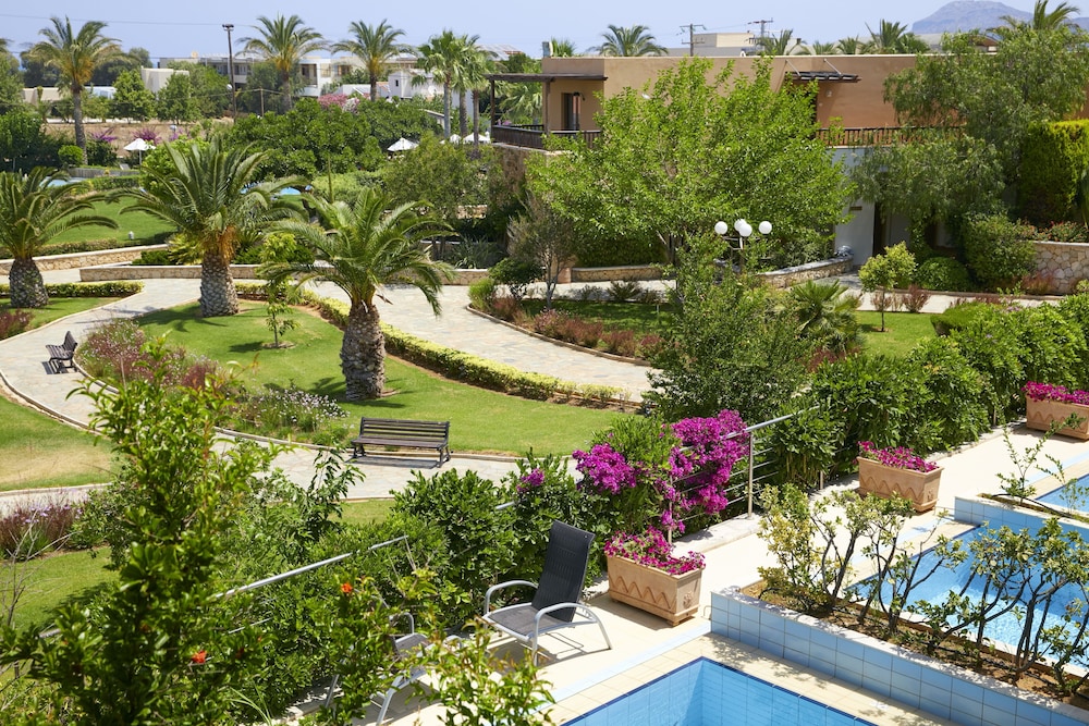 Minoa Palace Resort — Swimming pool in Platanias