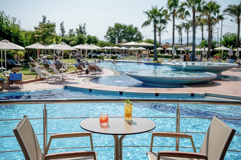 Minoa Palace Resort — Swimming pool in Platanias