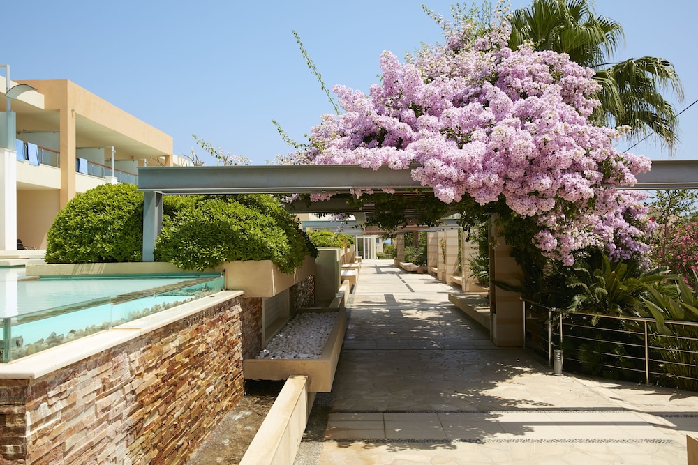 Minoa Palace Resort — Hotel building in Platanias