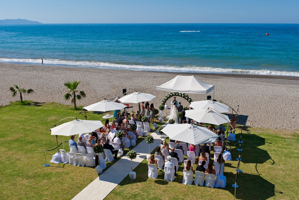 Minoa Palace Resort — Beach in Platanias