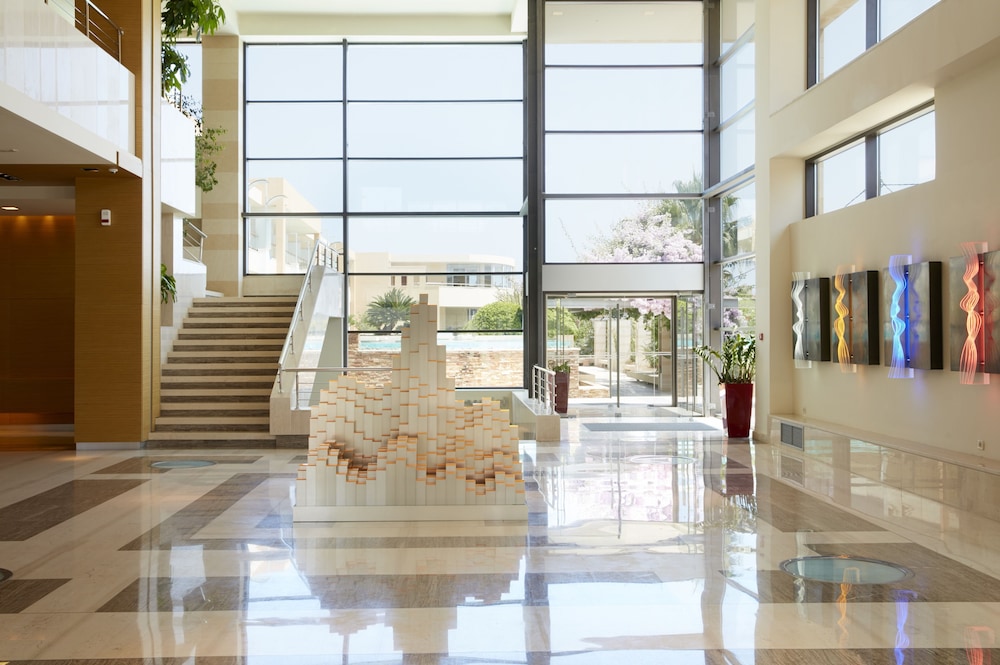 Minoa Palace Resort — Hotel building in Platanias
