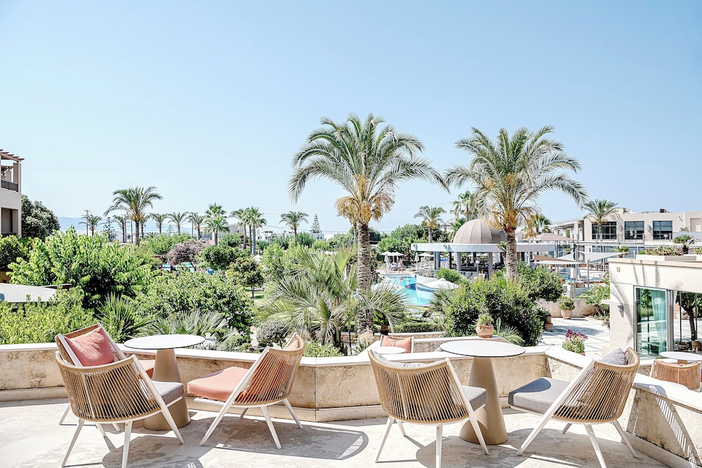 Minoa Palace Resort — Beach in Platanias