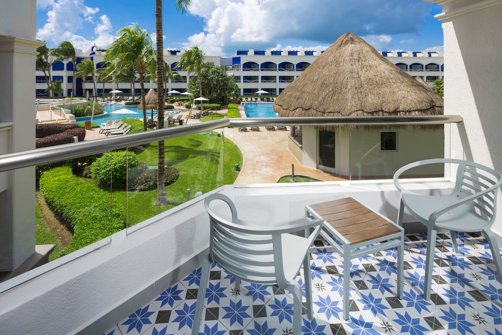 Adults Only Heaven at Hard Rock Hotel Riviera Maya All Inclusive — Swimming pool in Puerto Aventuras, Quintana Roo