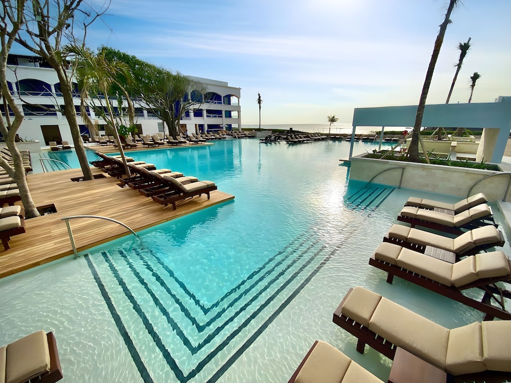 Adults Only Heaven at Hard Rock Hotel Riviera Maya All Inclusive — Swimming pool in Puerto Aventuras, Quintana Roo