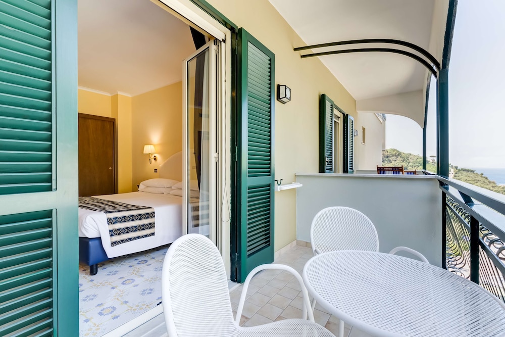 Best Western Hotel La Solara — Hotel rooms in Sorrento, Campania
