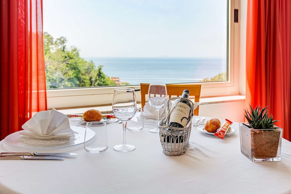 Best Western Hotel La Solara — Restaurant & bars in Sorrento, Campania